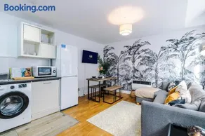 2BR Flat in Northern Quarter, Kitchen, Parking, WiFi - Image 5