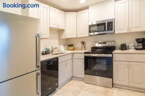 Bright, Spacious Home with Private Deck - Image 2