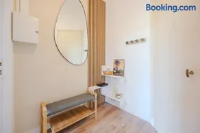 Modern and Bright 2-Room Apartment in City Center - Image 5