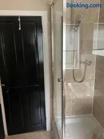 Budget friendly apartment with stairs Near Glasgow airport and Loch Lomond - Image 5
