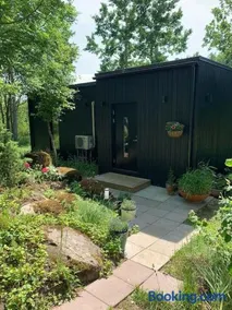 Small cozy 3-room house with terrace & large garden - Image 1