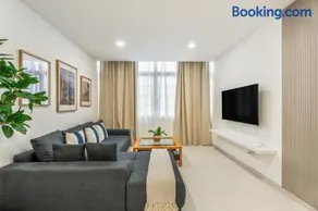 Sunlit Modern Stay - Image 2