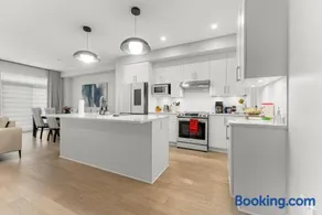 Bliss Modern Luxury 3BED entire townhome PLUS FREE PARKING - Image 1
