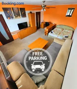 WOLF APARTMAN Luxusné ubytovanie s plnou výbavou s Bezplatným parkovaním SMART TV a Optickým Internetom Priamo v Považskej Bystrici Tichá lokalita s Všade blízko Vhodné pre Jednotlivcov Rodiny Pracovné cesty Turistiku aj Oddych Plne vybavená Kuchyňa - Image 1