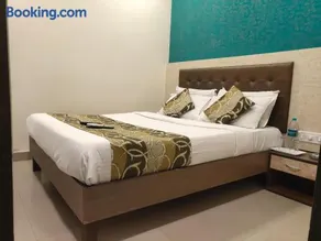 Hotel Golden Nest Popular Residency T2 International Airport Mumbai - Image 1