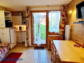 Charmant T2 avec terrasse, proche pistes, parking gratuit - FR-1-755-21 - Image 1