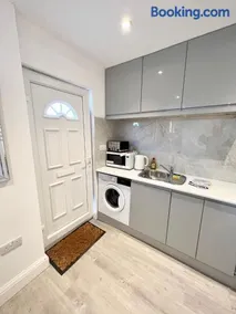3 Cosy Homes Walking Distance to Mall with Parking Available to Book Separately 3 Bed House Or 1 Bed Apartment Or Studio - Image 3