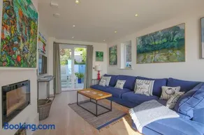 Beachfront home with spectacular sea views - Image 2