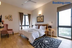 Cozy 2BHK Apartment with highspeed WiFi and private kitchen near Golf Course Road, Gurgaon - Image 2