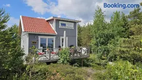 Cottage with sea view at Tjorn Island - Image 1