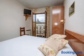 Hostal Plaza - Image 1