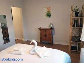 Cozy Private Rm Heart of North York Free Parking Full Kitchen Close to Downtown - Image 3