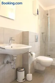 Moderne 1-Zimmer Wohnung mit Terasse, Küche, Bad mit Dusche, TV & WIFI - Image 3