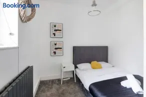 Cosy & Stylish Two Bed Apartment - Image 4