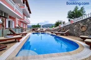 Angela Pool Apartments - Image 4