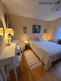 Dahlias Bed & Breakfast - Image 1
