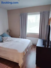 Free Parking, Near Station - Cozy Home with Fully Equipped Kitchen and Work Desk - Image 4