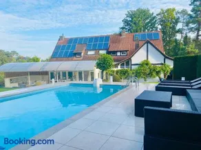 Luxe Vacation Villa with swimming pool, 5 bedrooms - Image 1