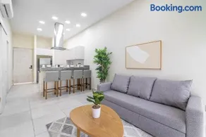 2 BD Suite with Balcony, Gym, Rooftop Pool, Hot Tub - Image 2