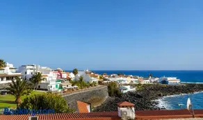 Ático con vistas al mar en el centro de La Caleta - Image 2