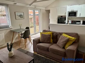 Hampshire lodge - Image 2