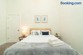 McCormick Place 420 Friendly 3BR in Downtown Chicago with Optional Parking Sleeps 8 Guests Near Soldier Field, Grant Park and Lakefront Trail - Image 4