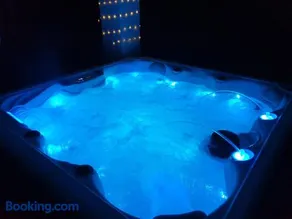 Lions Lodge- Great location with hot tub - Image 2