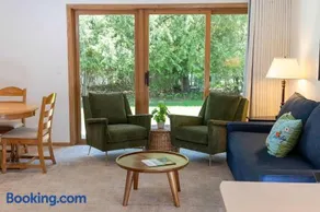 Relaxing Busy Bee C-7 by Simple Life Rentals - Image 1