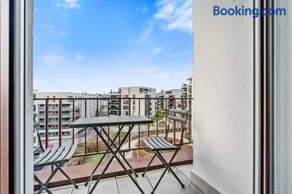 Stylish Studio with King Bed, Balcony and Full Kitchen - Image 4