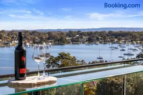 Modern 4BR Mirraboo Home with Panoramic Lake Views - Image 4