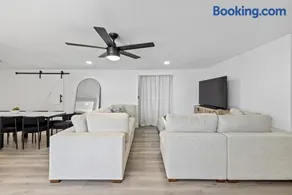 Red Door Siesta, Updated 4BR House with Hot Tub, 7 Min to Siesta! - Image 3