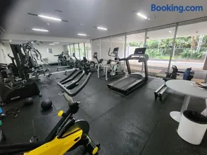 Spacious 1 bedroom mezzanine apartment with large bath views 2 free parking spots - Image 5