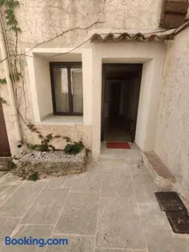 Logement neuf centre du village aux pieds du château - Image 2