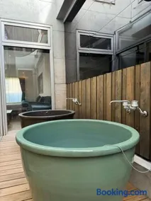 EarthVeloビル一棟貸しでフルリノベ済み各階に風呂トイレありで好立地でコスパ最高をめざしている宿です - Image 1