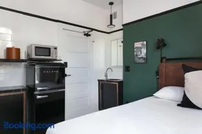 Enjoy Stylish 1BR Queen Bed WiFi SmartTV - Image 5