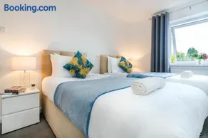 Monmouth House Aylesbury Premier Quality Accommodation For Larger Families Contractors And Professionals Sleeps Up to 6 Guests - Image 2