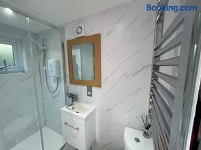 Luxury Detached Hideaway near town, beach and woods - Image 2