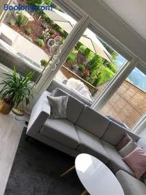 Moderne og sentral leilighet med koselig og privat uteplass! - Image 3