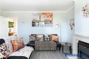 ELROI Willerby Road Boho Comfy Home 2 Bedrooms - Image 4