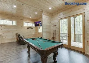 Wooded ViewsNear Helen w Fireplace & Hot Tub - Image 3