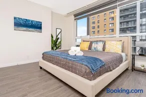 DT High Rise Condo w Private Patio and View - Image 2