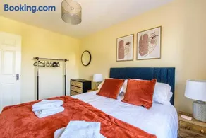 Charming & Spacious 3BR With Private Parking Near Ipswich - Image 2