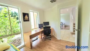 Modern spacious 5-bedroom home in Northern Beaches - Image 1
