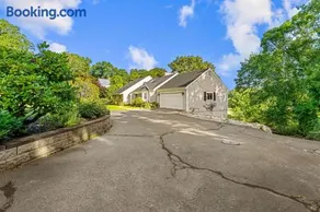 Cape Cod Family Retreat 5BR Hot Tub Sleeps 14 - Image 1