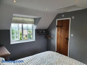 Countryside 3 Bed Detached Cottage - Image 3