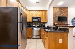 Spacious 1-bedroom retreat in Harlem - Image 2