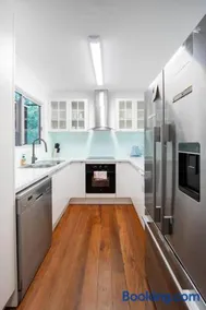 3BR15BA House w Parking Close to Eastwood Beach M8 - Image 2
