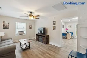 Elm Two Bedroom House in Historic Loveland - Image 2