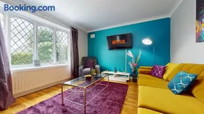 Charming 3 Bed Bungalow Parking & Wifi Business and Leisure by Jesswood Properties - Image 2