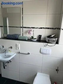 Ferienwohnung mit Fußbodenheizung nahe Messe, gratis Parkplatz und Abstellplatz E - Bike - Image 2